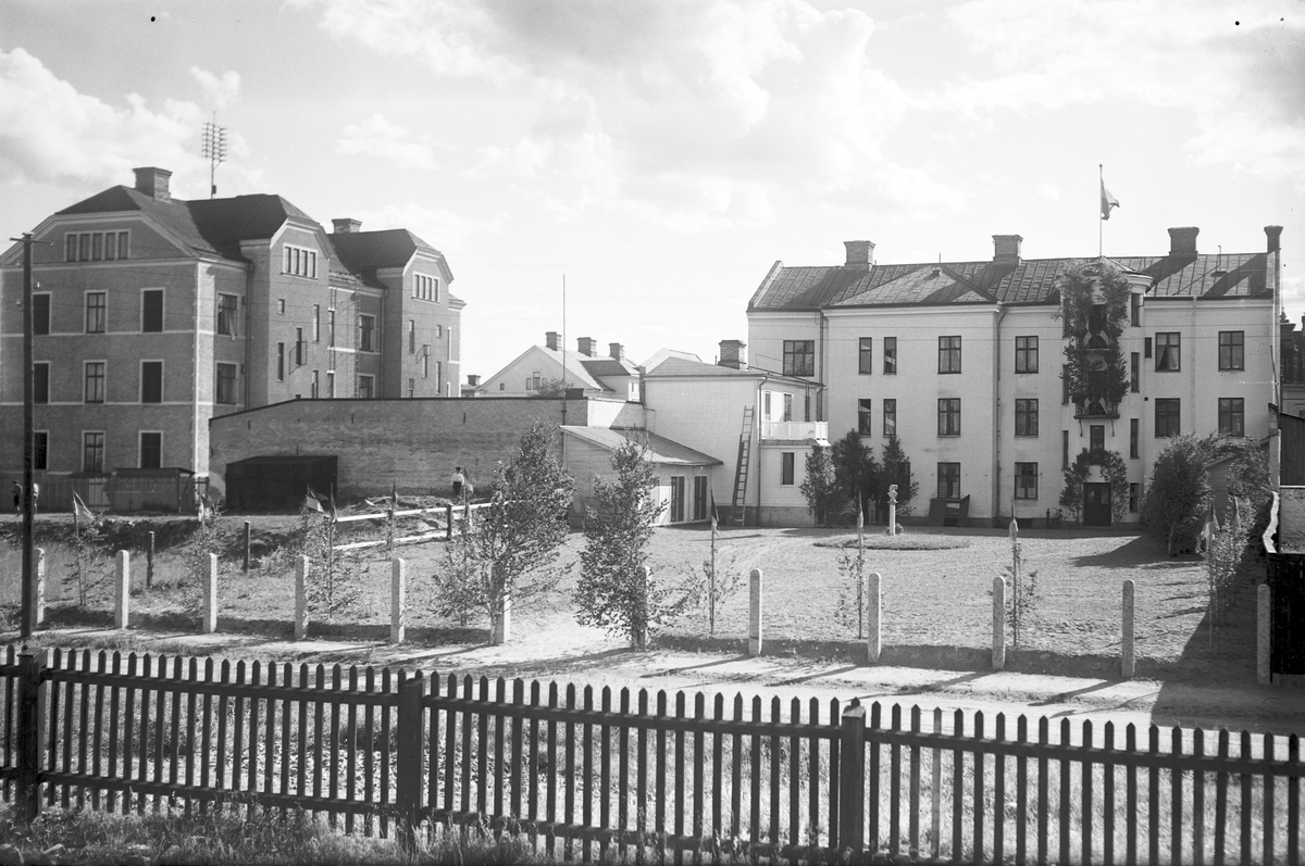 Bostadshus på Södra Centralgatan 41 (t.v.) och 39. Fotot taget från järnvägen/Muréngatan mot väster.