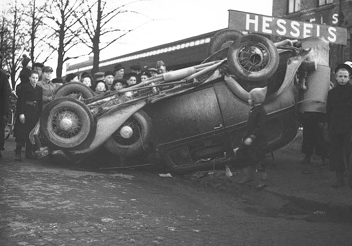Bilkollision på Bergsgatan. Den 15 April 1944





