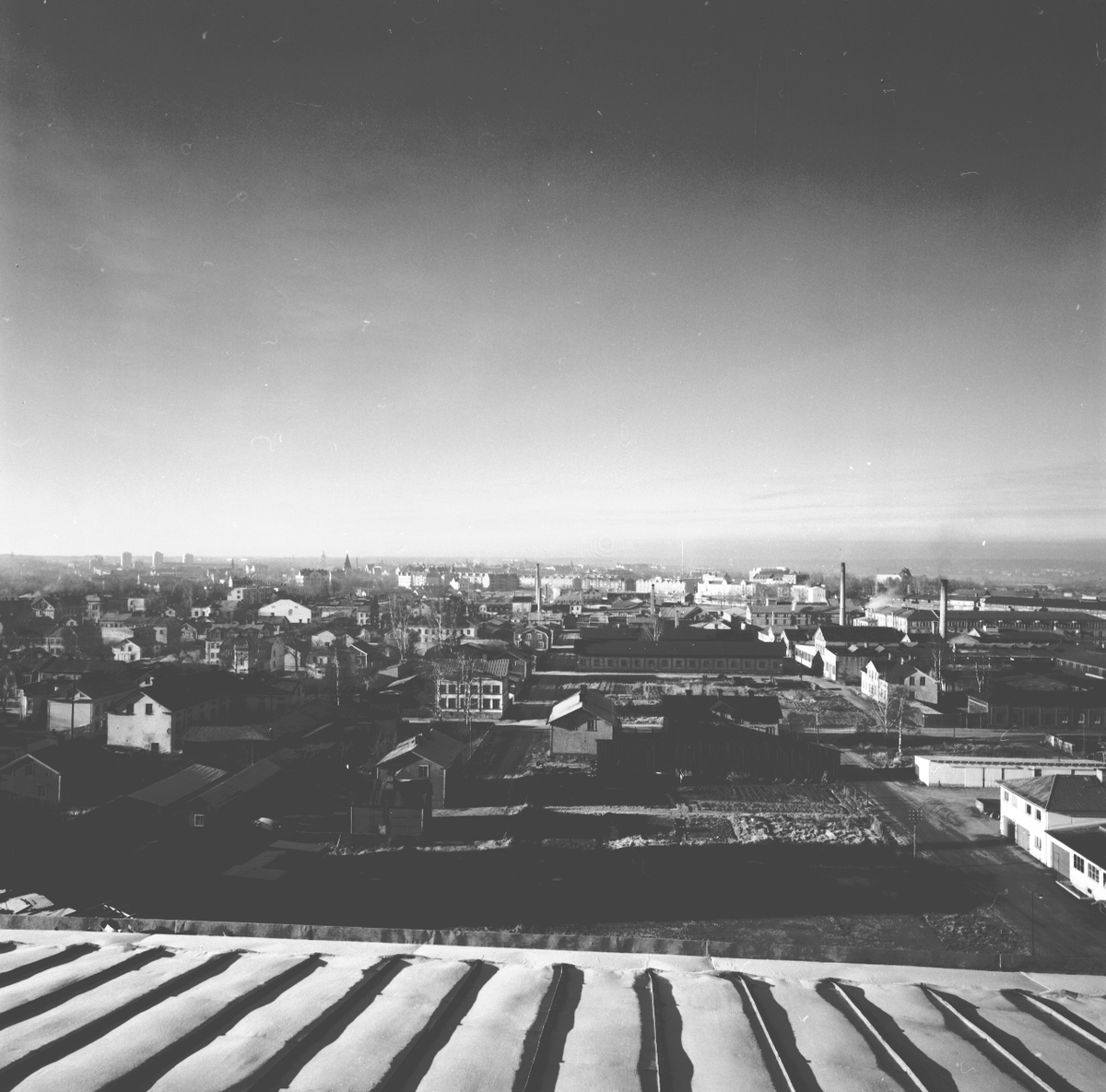 År 1957. Utsikt från höghuset på Tallgatan, Brynäs.





