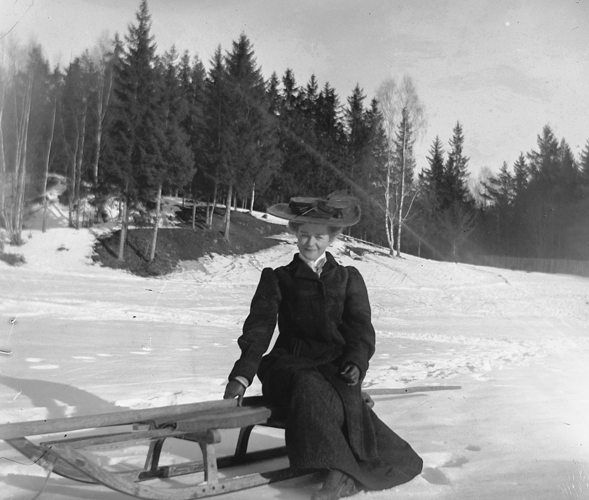 Aagot Johannessen, kjelke, aking, vinter, kvinnedrakt, hatt, Greveløkka, Ankerskogen, Hamar.