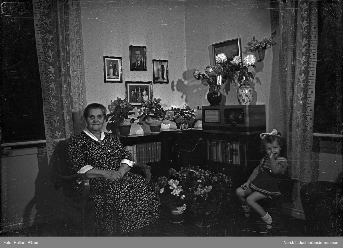 Eldre kvinne og barn i stue.