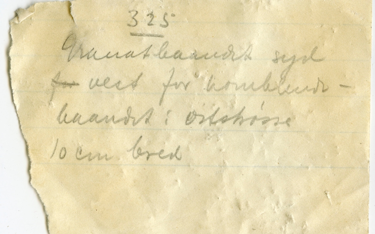 Etikett i eske:
Granat-glimmerbaandet
«det milde baand»
SV. f. hornblendebaandet i øststrosse
325 m. dyb Samuels grube,
Kongsberg.
M. Johnson marts 1912

+ papirlapp