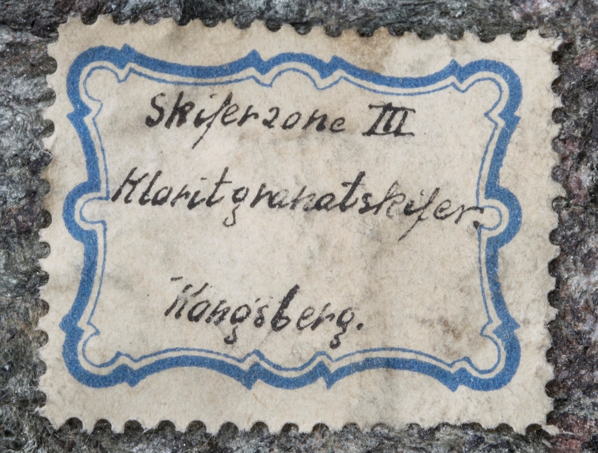 Etikett på prøve:
Skiferzone III
Kloritgranatskifer
Kongsberg
(uten navn, men sannsynlig Chr. Münster)