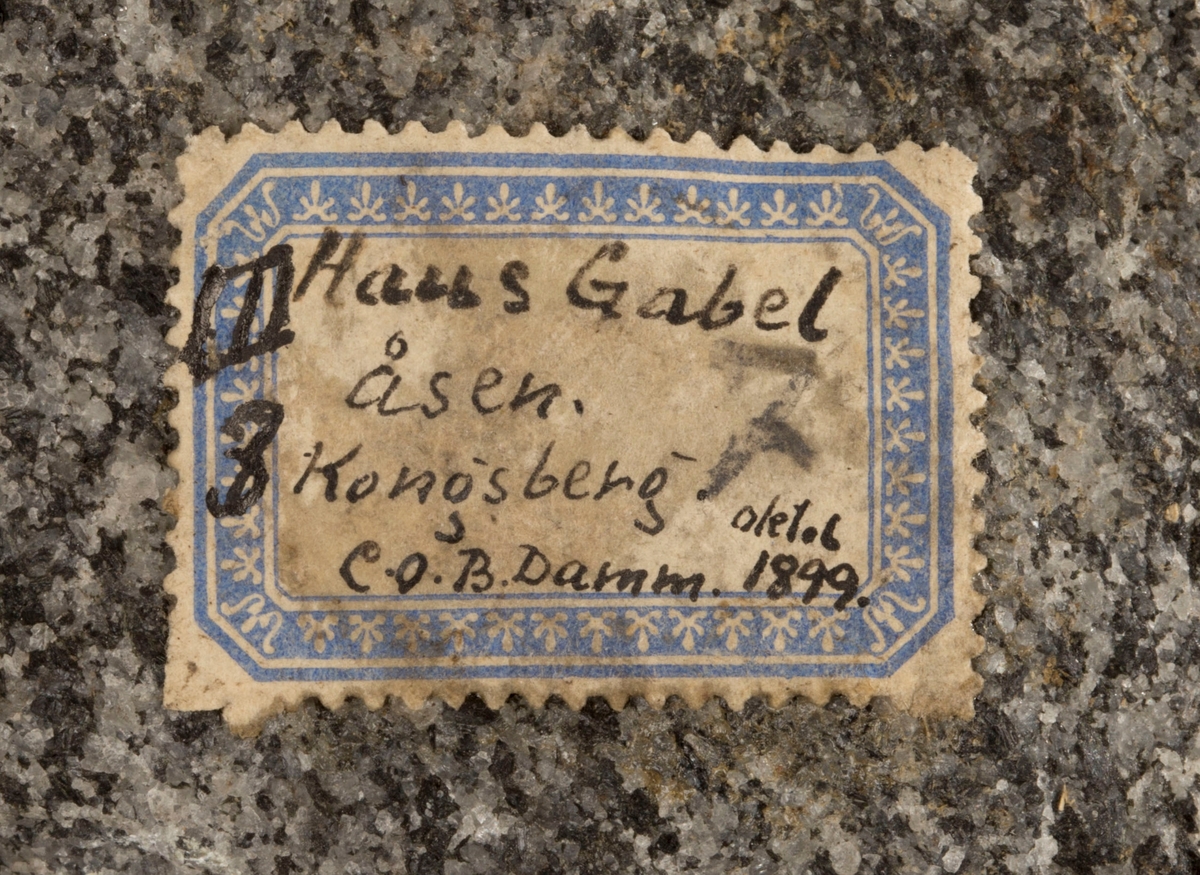 Etikett på prøve:
III 3
Haus Gabel 
åsen.
Kongsberg.
C.O.B. Damm oktob 1899.