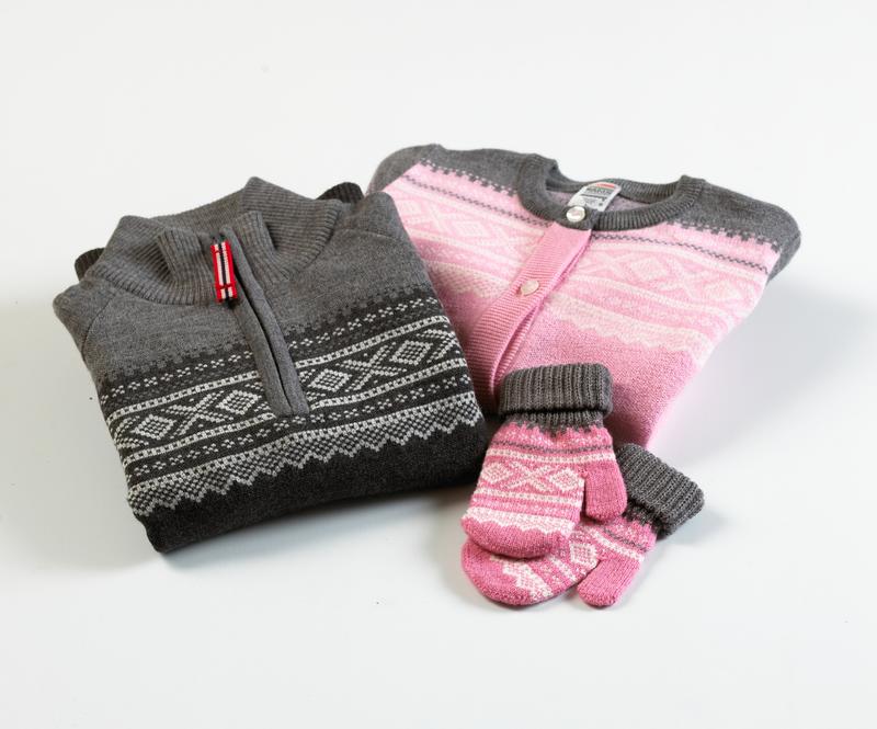 En grå og en rosa strikkejakke.