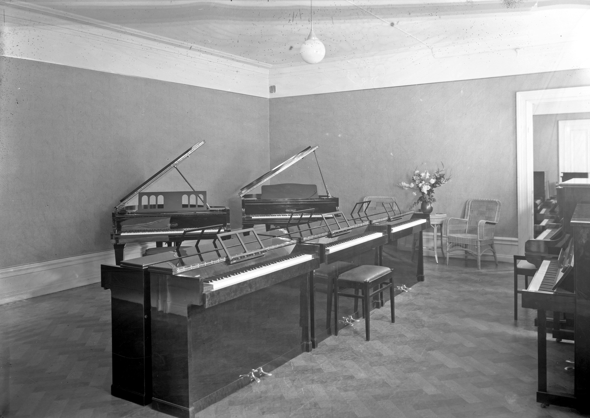 Förenade Pianofabriken
Pianomagasin
Musikhandel

September 1937