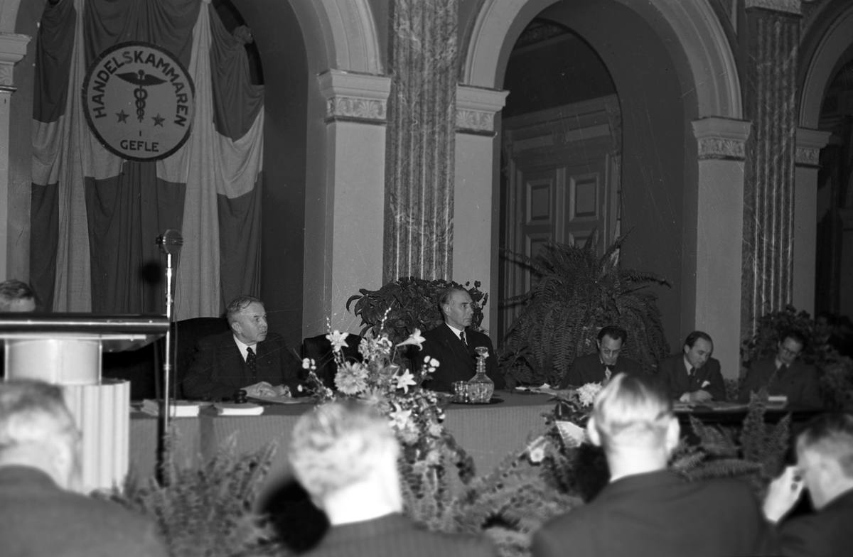 Handelskammaren sammanträder. 1948.