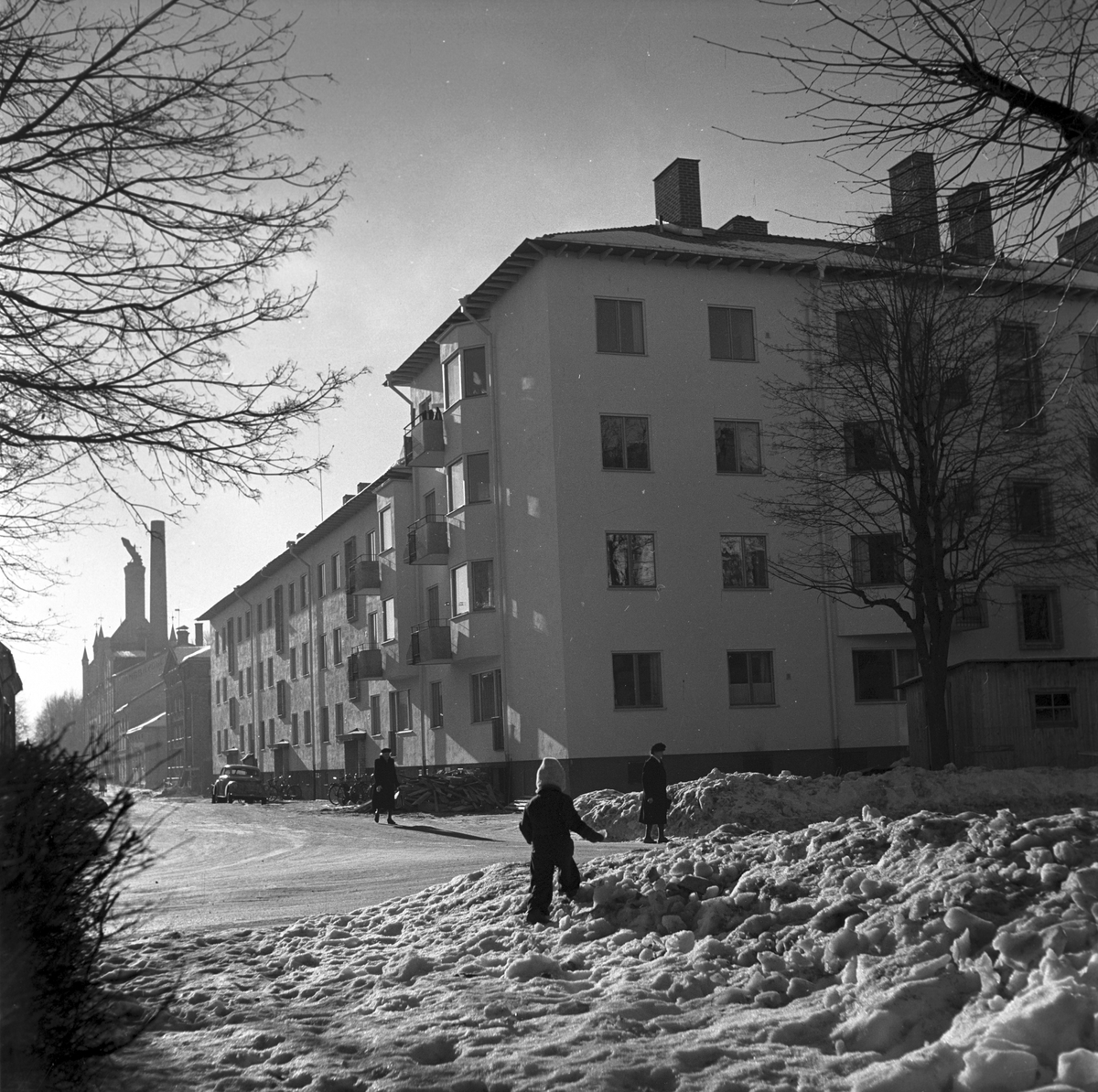 Stadsvy över nybyggdfastigheter, korsningen, Skomarkargatan/Staketgatan. 1948.