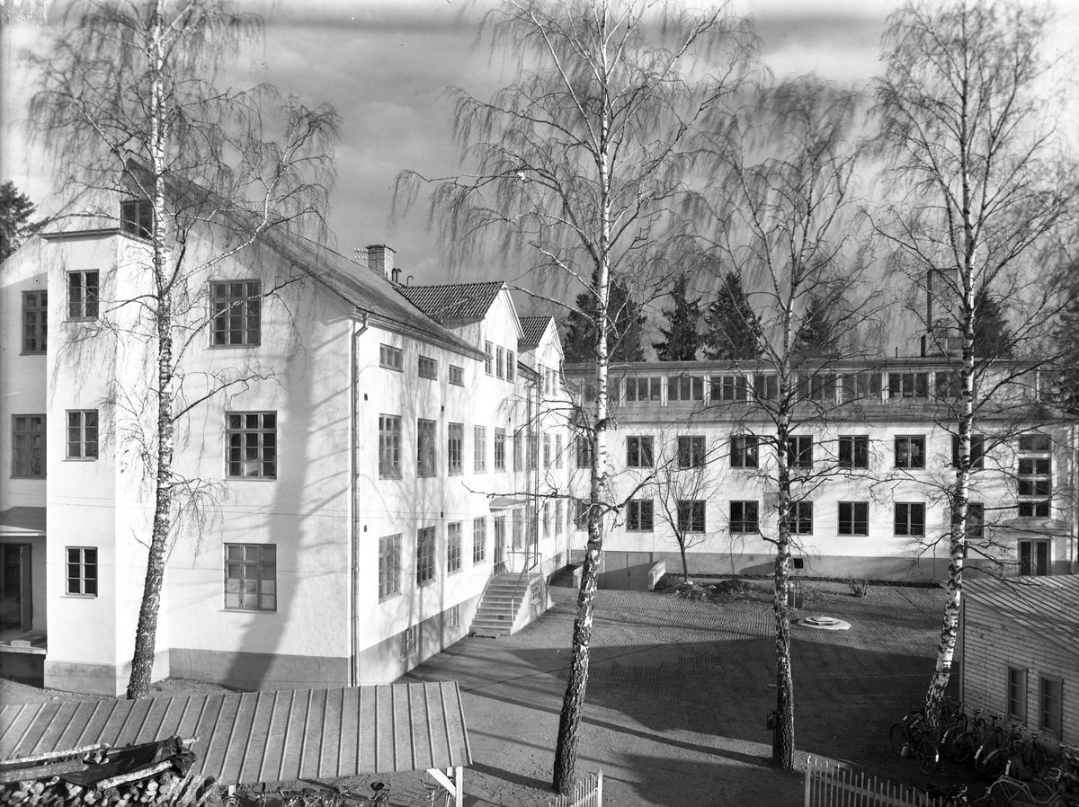 Interiör från Örbyhus syfabrik. Oktober 1944. År 1931 byggdes SABÖ  Syfabriks Aktie Bolaget Örbyhus syfabrik. Syfabriker i Örbyhus och Tierp båda i Uppsala län Tillverkar herr-och gosskläder, damkappor och dräkter samt skiddräkter. Varumärken: SABÖ och ÖRSY.