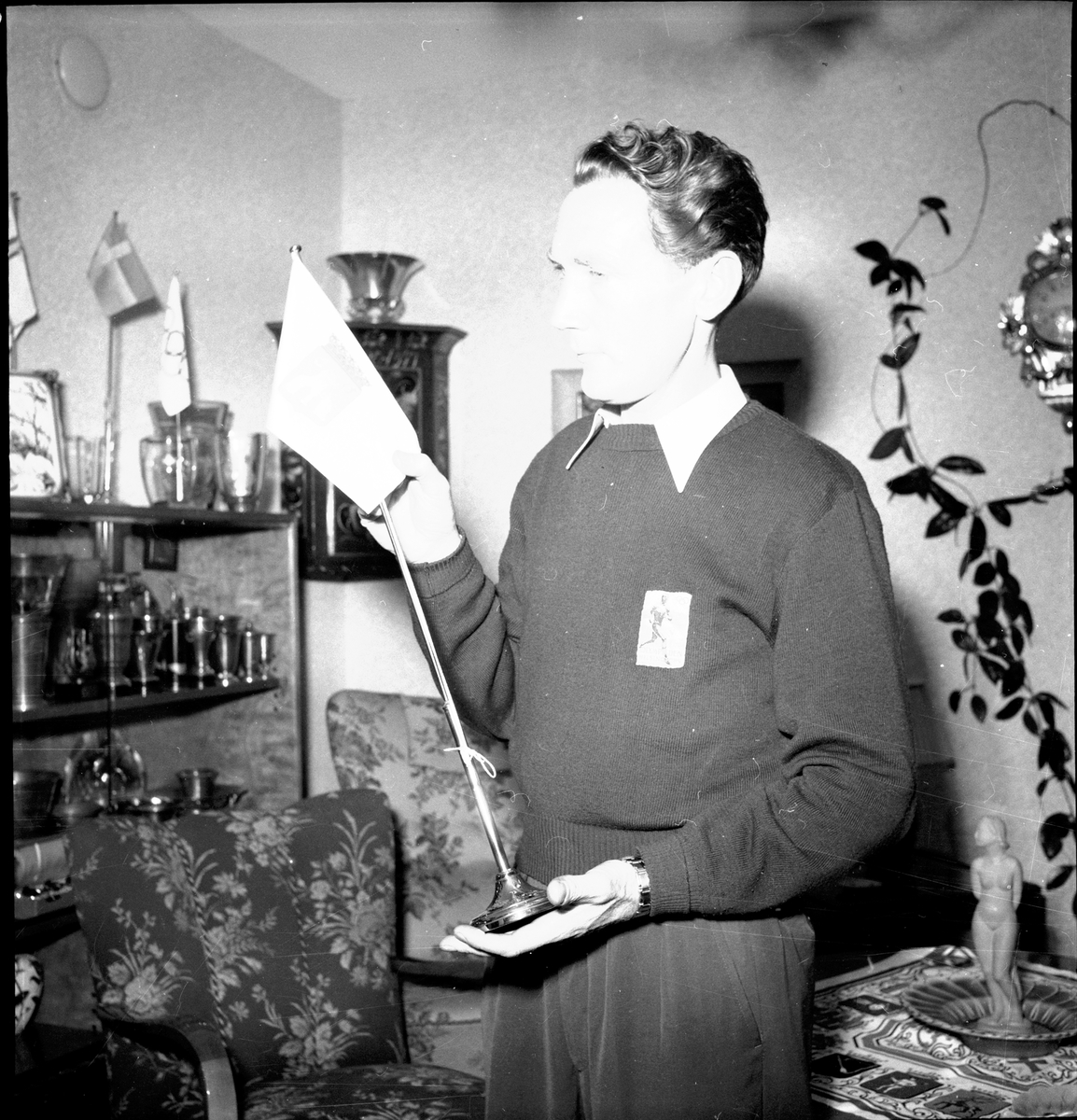 Valter Nyström visar medaljerna. 14 november 1952.


