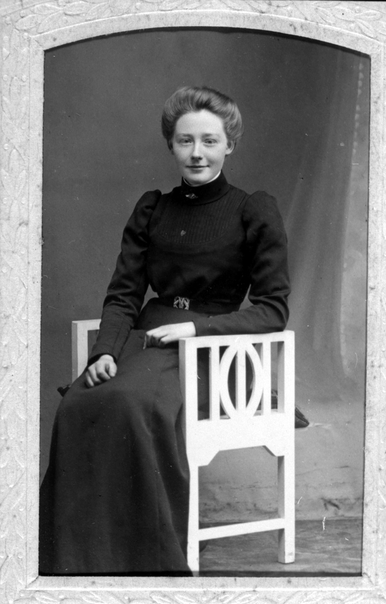 Portrett av Ingrid Enoksen, Bakkemo i Tranøy. 1905-1915.