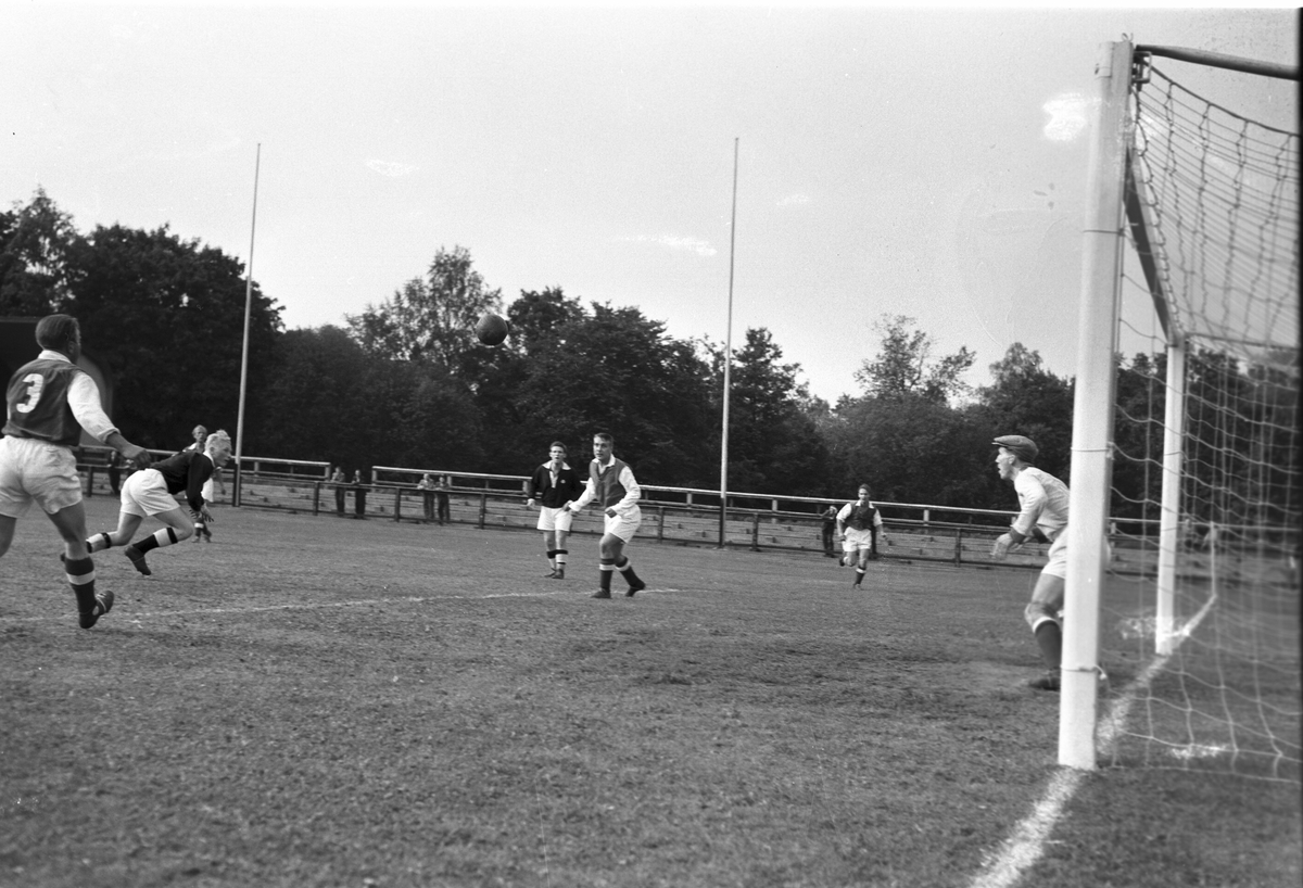 Idrott, hösten och vintern 1953. Fotbollsmatch Brynäs - Gästrike Hammarby. 15 augusti 1953.