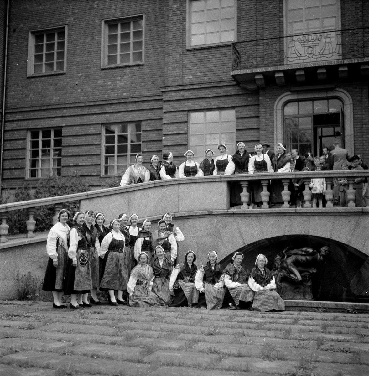 Hushållningssällskapet. 3 juni 1954. Damer i Folkdräkter utanför museet i Gävle.