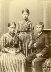 Portrett av 3 ungdommer, 2 jenter og en gutt. Tatt i Amerika
