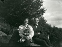 Einar og Nelly Skåren med barn.