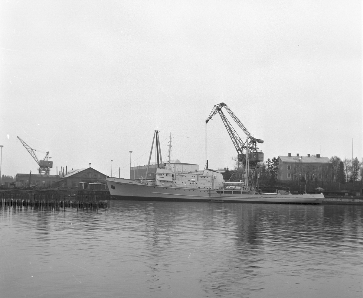 Fartyg. Gävle Varv anlades 1873. Efter en konkurs 1921 bildades Gefle Varfvs och Verkstads Nya AB, som bland annat tillverkade oljecisterner och utrustningar till pappersmassefabriker. På 1940-talet återupptogs skeppsbyggeriet. På 1950-talet, då Korsnäs AB ägde varvet byggdes flera högsjöfartyg. I början av 1960-talet byggde varvet den ponton som regalskeppet Wasa skulle placeras på vid bärjningen.
