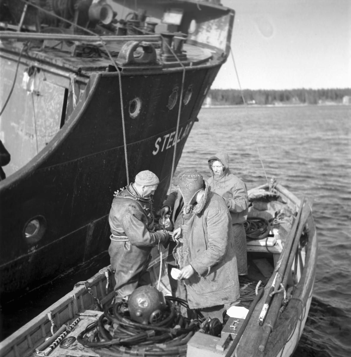 "Stellar" fartyget som gått på grund, på väg till Gävle hamn. April 1949.