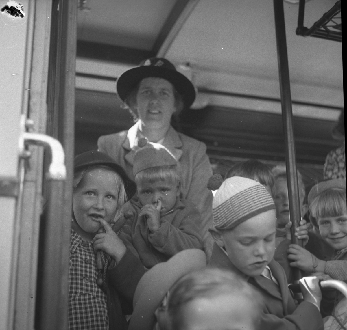 Barn som ska tillbringa sommaren på Rörbergs koloni. Reportage för Norrlands-Posten. 19 - 20 maj 1949.