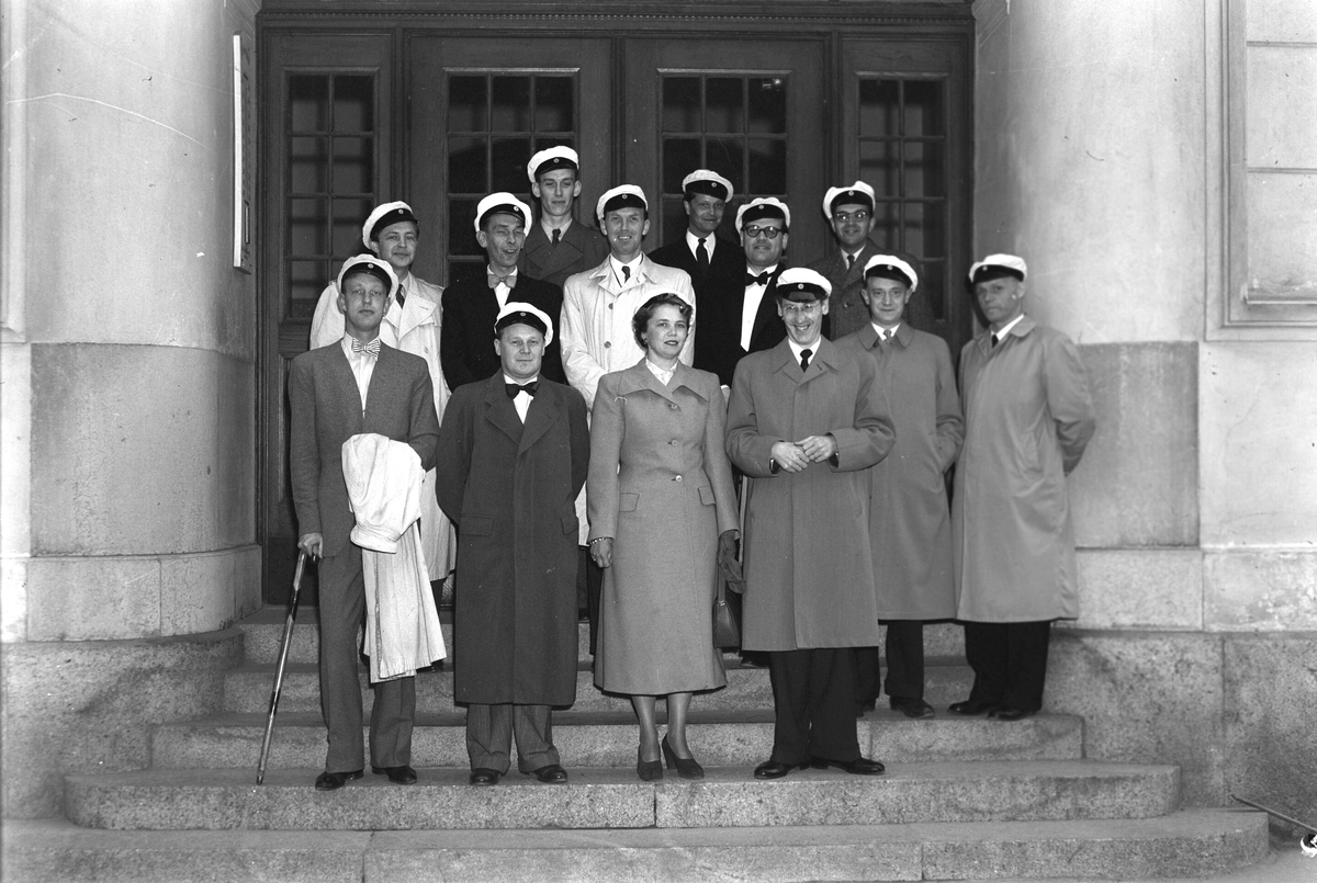 1934-års studenter på läroverkstrappan, Maj 1949. Beställt genom Campanello.