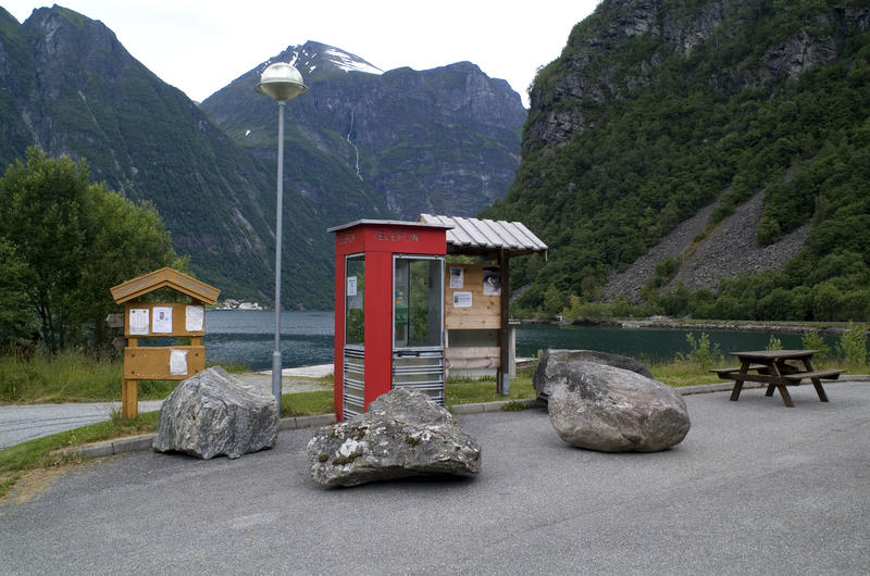 Røde telefonkiosker. RIKS Bjørke (Foto/Photo)