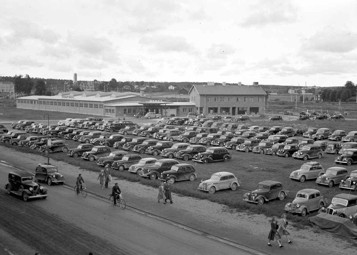 Exteriör med bilar fotograferat under utställningen. 2 juli 1946. Bil & Traktor.