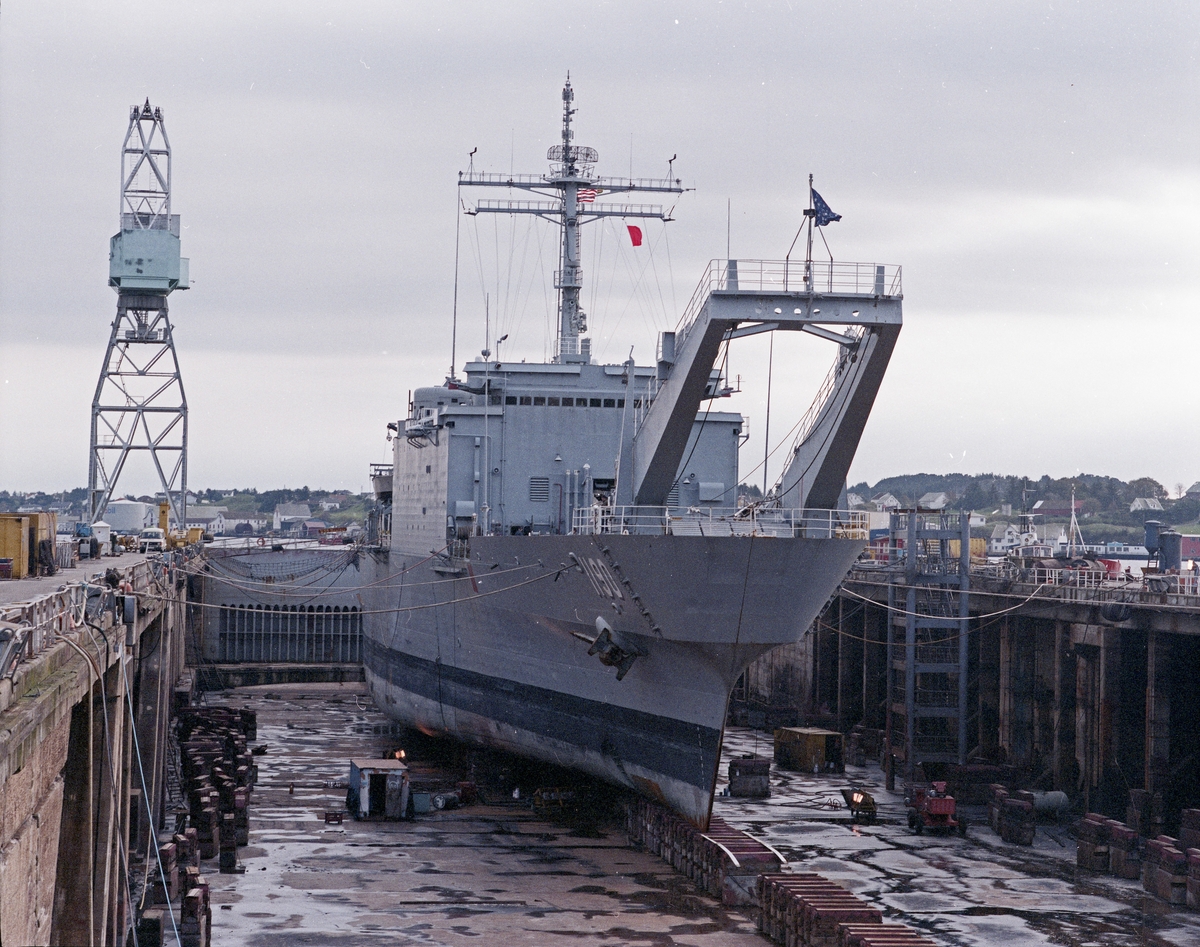 HMV. Amerikansk marinerfartøy "1190" i tørrdokk.