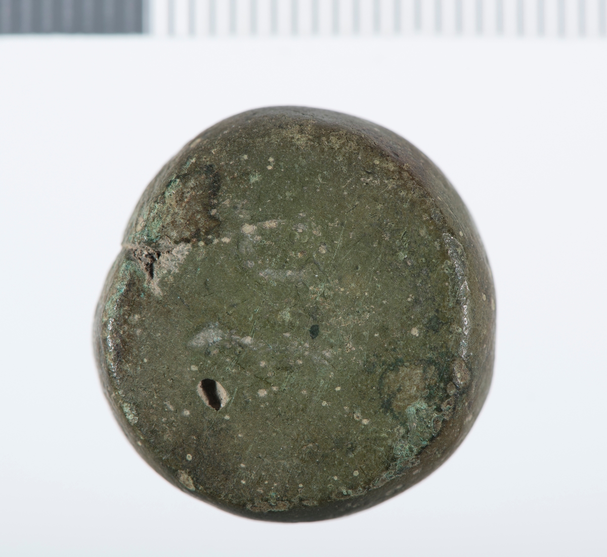 På undersiden av gjenstanden: en oval og en tretakket krone.