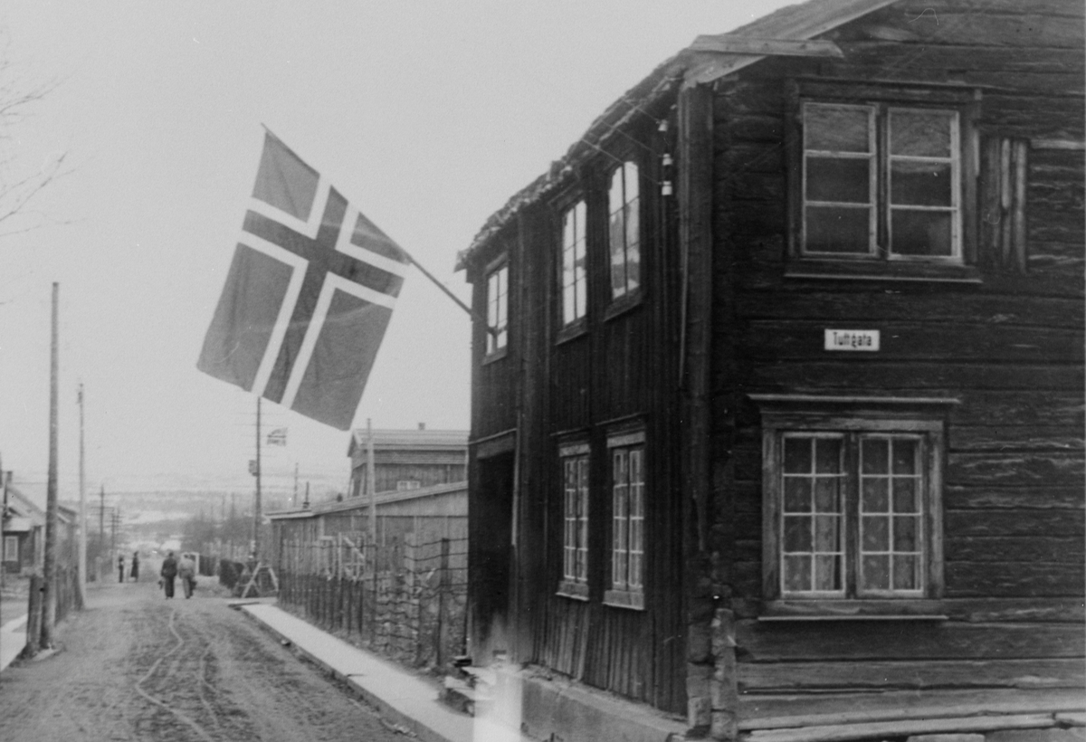 Utsikt utover Peder Hiort gata på Røros i 1945.