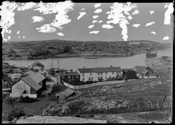 Vallersundgården sett fra sør med Valsøya i bakgrunnen