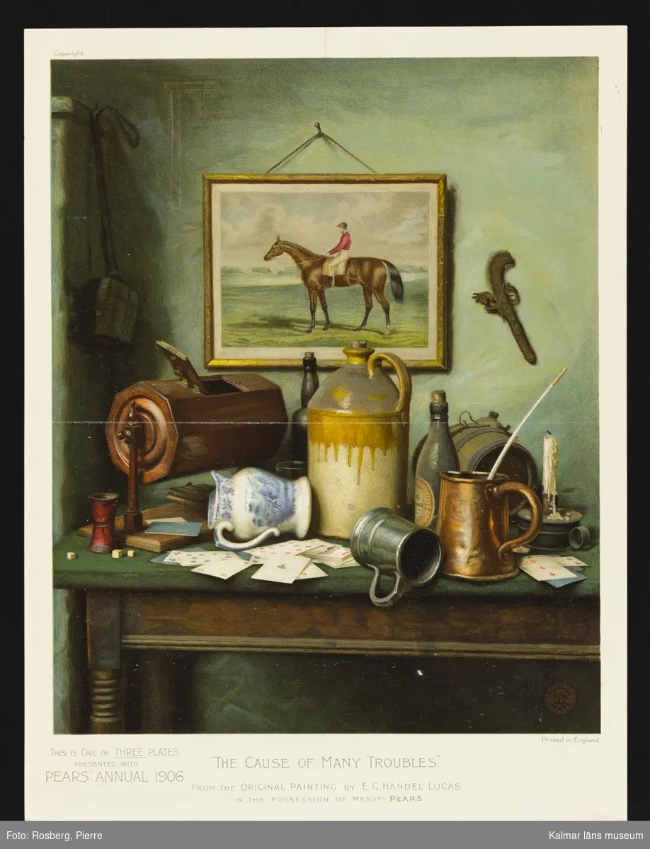 Stilleben, interiörbild med bland annat en samling föremål på ett bord, ljus, muggar, flaskor, kanna, tärningar och spelkort. På väggen hänger en pistol och en tavla med en ryttare till häst.