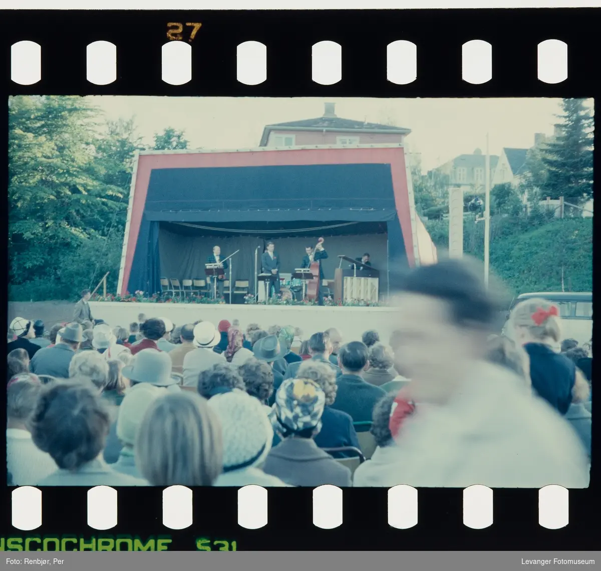 Fra 125-års jubileet i Levanger, 1961, utendørs scene med musikere.