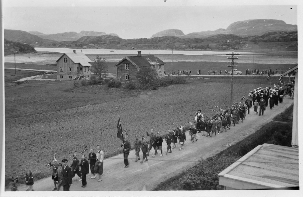 17. mai-tog i Botngård ca. 1950