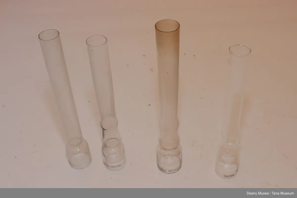 4 stk lampeglass til parafinlamper i forskjellige størrelser.