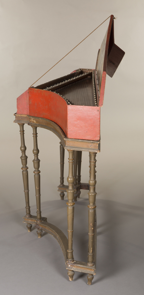 Klaverinstrument med omfang: C - c''' (4 oktaver). Merk at det er kort oktav.
Instrumentet er laget av sypresstre, tastaturet pæretre. Undertastene belagt med elfenben, med elfenbensfront i halvsirkelmønster, overtastene har ibenholtbelegg. Orginale springere av palisander (?) med ravnefjær. Original dempelist, likeså frontbrett. Frontbrettet har innlegg av geometrisk mønster i elfenben og ibenholt. Overtastene og samtlige overkanter dekorert med små elfenbenskuler. 
Spinettet ligger i en rødmalt trekasse med lokk, som innvendig er forsynt med oljemaleri, i midtfeltet et landskap med en behjelmet gudinne og fire piker med musikkinstrumenter. To sidefelter med landskapsmotiver i malte rammer. 

Til kassen hører et stativ på ti dreide ben. Bena er nederst forbunnet med lister.
