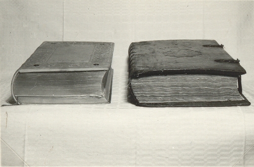 Två biblar från Loftahammar kyrka.
