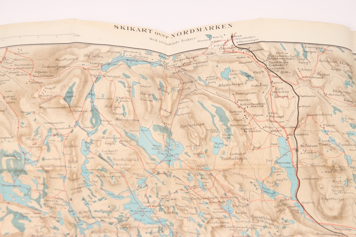 Skikart over Nordmarka i Oslo. Lille Sandungen er ca. midt på kartet. Kartet brettes sammen inn i et blått omslag. Kartinformasjonen er trykket i hvitt på omslaget.