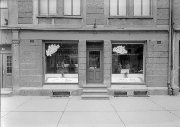 Johan O. Helgesen, butikk i Mellomveien 2