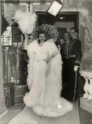 Aase Bye som "Den glade enke".