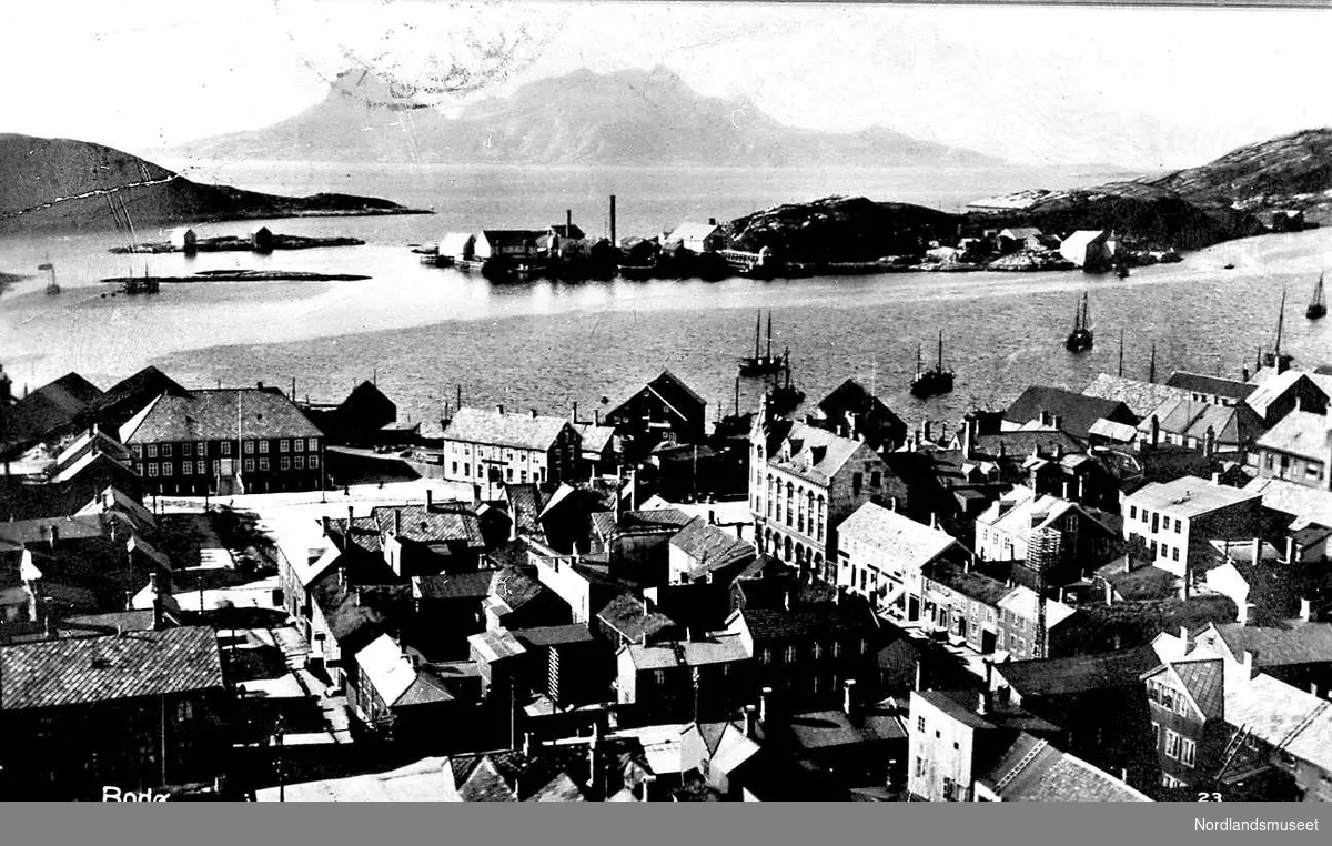 Bodø med Landegode i bakgrunnen, sildoljefabrikken på Burøya.