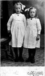 Fleinvær. Judit og Charlotte Jensen ca 6 og 8 år gammel.