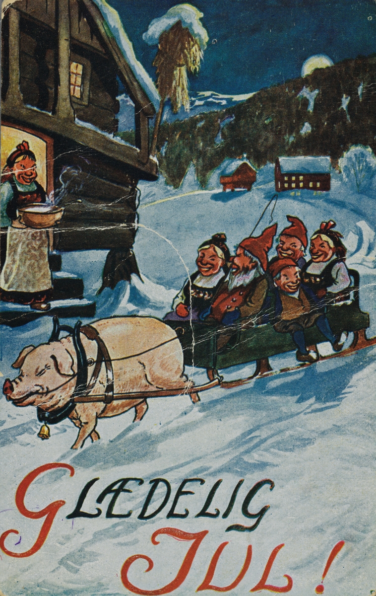Julekort. Jule-og nyttårshilsen. Nissefølge på slede med gris foran og dame med grøtfat i døra til stabburet.