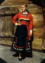 Postkort. Kvinnedrakt fra Heddal, Terlemark. Utstilling NF.