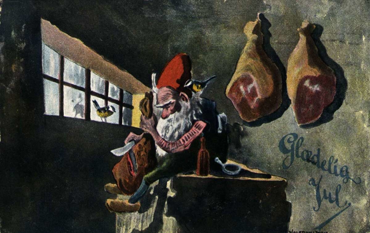 Julekort. Jule- og nyttårshilsen. Julenisse skjærer av skinke, mens en fugl ser på. To skinker henger fra taket.  Illustrert av Halfdan Gran.