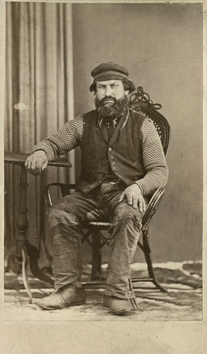 Fangeportrett. Ole Jørgensen "Musketer", Drammen, arrestert i 1869, innsatt i distriktsfengslet i Hokksund for drukkenskap og politiuorden.