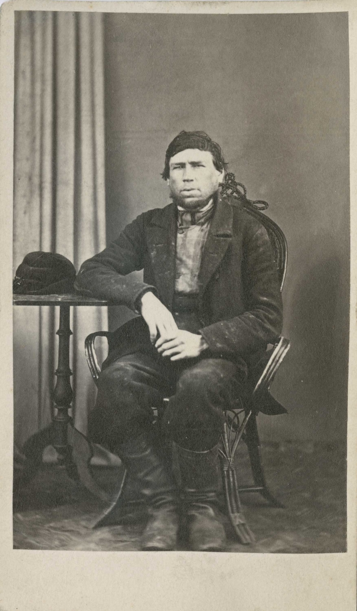 Fangeportrett. Andreas Herbrandsen Dramdalseie, arrestert i 1868, innsatt i distriktsfengslet i Hokksund for tyveri / innbrudd.