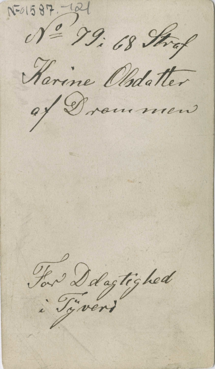 Fangeportrett. Karine Olsdatter, Drammen, arrestert i 1868, innsatt i distriktsfengslet i Hokksund for delaktighet i tyveri.