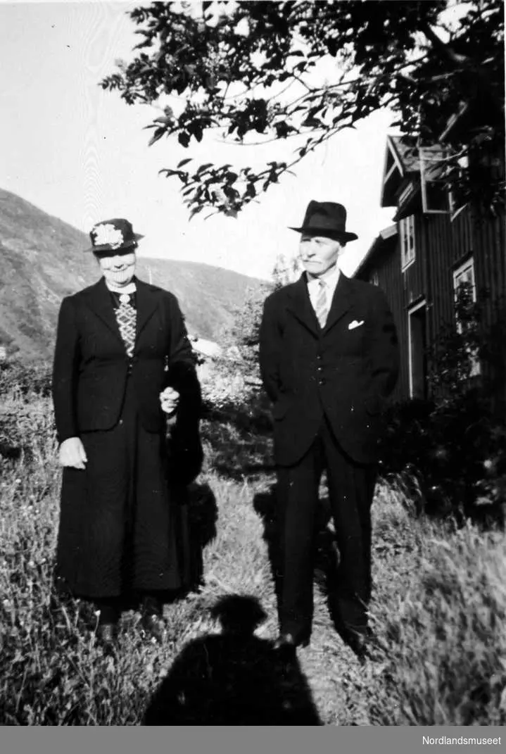 Kjelling. Elisabeth og Ibenhard A. Christensen. Elisabeth f.Sjursdatter,Hardanger. Født 22/4-1879,d.20/5-1954 Ibenhard Christensen Kjelling Født 2/2-1872, d.29/4-1965