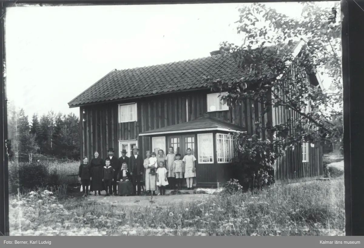 Familj utanför ett hus i Bockshult.
Bockshult stavades under en period Boxhult även Bockhult förekommer.