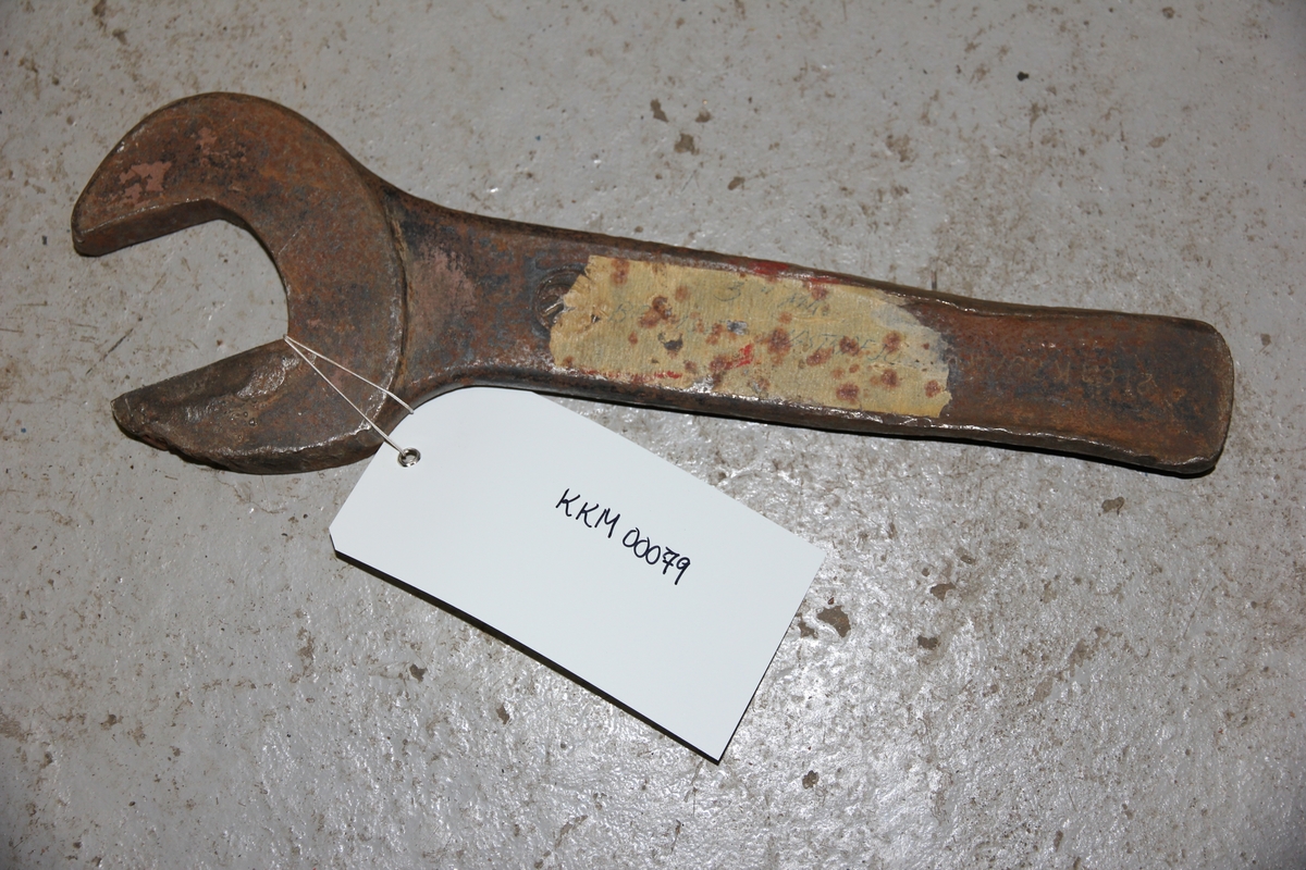 Skiftenøkkel for kanon 21 cm K/39/40. Merket med firmalogo som likner på Skoda-logoen.