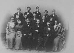 Elever og lærere ved middelskolen på Røros, 1902